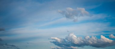 Doğa arkaplan, güzel mavi gökyüzü pofuduk beyaz bulutlar, afiş biçimi