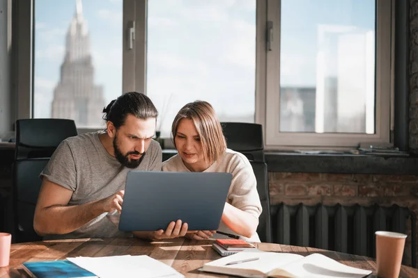 Jovens Hipster Pessoas Homem Mulher Trabalhando Escritório Projeto Usando Laptop — Fotografia de Stock