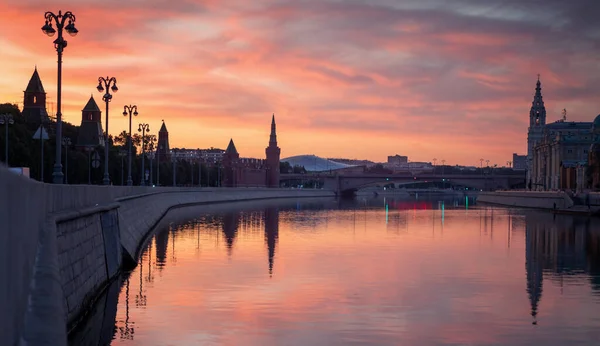 Moskova Kremlin Moskova Nehri Üzerindeki Kuleleri Katedralleri Yansımalarıyla Görüntüsü — Stok fotoğraf