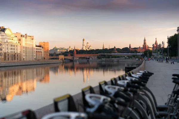 Hermosa Vista Del Kremlin Moscú Dique Del Río Amanecer —  Fotos de Stock