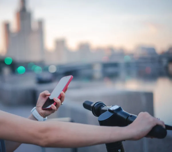 Smartphone Mano Volante Scooter Dispositivo Transporte Una Ciudad Moderna — Foto de Stock