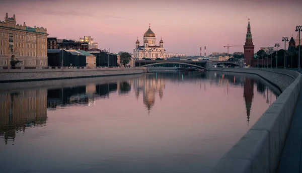 Moskova Kremlin Moskova Nehri Üzerindeki Kuleleri Katedralleri Yansımalarıyla Görüntüsü — Stok fotoğraf