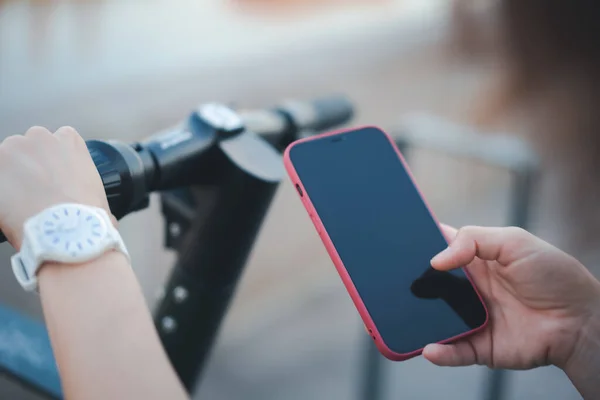 Smartphone Hand Steering Wheel Scooter Transport Device Modern City — Stock Photo, Image