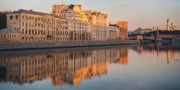 Moskova Kremlin Moskova Nehri Üzerindeki Kuleleri Katedralleri Yansımalarıyla Görüntüsü — Stok fotoğraf