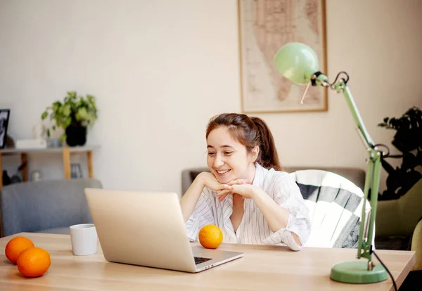 Mulher bonita feliz jovem trabalhando em casa usando laptop. Conceito de trabalho remoto e educação online. — Fotografia de Stock