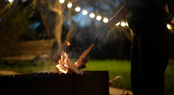 Wooden Logs Burning Grill Night Garden Decorated Lanterns — Stock Photo, Image