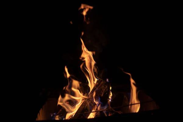 Κάψιμο Κούτσουρα Ξύλου Φωτιά Από Κοντά Σκοτεινό Φόντο Περίληψη Εικόνας — Φωτογραφία Αρχείου