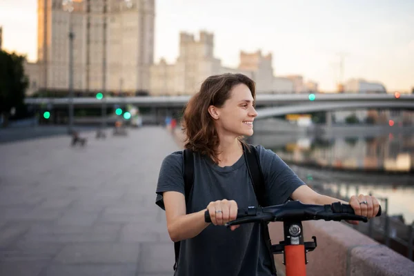Jong Gelukkig Vrouw Met Behulp Van Elektrische Scooter Modern Vervoer — Stockfoto