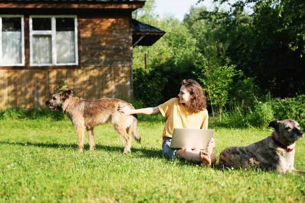 Mooie Gelukkige Jonge Vrouw Zittend Het Gras Met Smartphone Laptop — Stockfoto