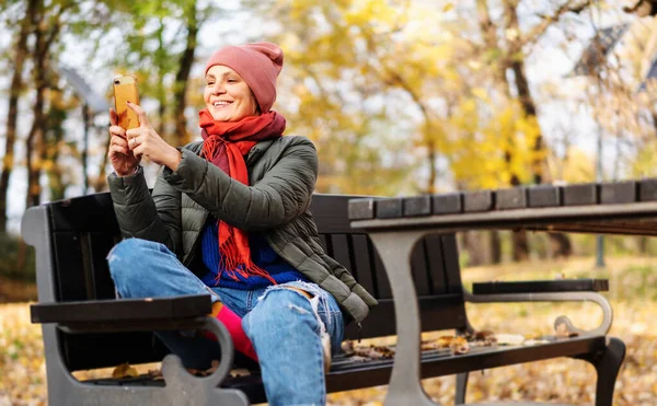 Young Adult Happy Woman Years Old Bright Clothes Sits Autumn — Stock Photo, Image