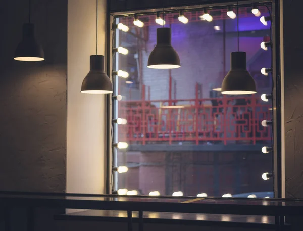 Fenster Mit Lampen Stilvolles Modernes Interieur Und Gemütlicher Raum — Stockfoto