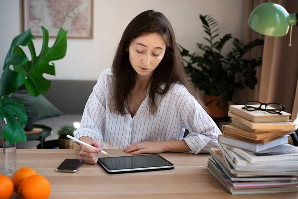 Jeune Étudiante Étudiant Maison Utilisant Une Tablette Avec Stylet Cahiers — Photo