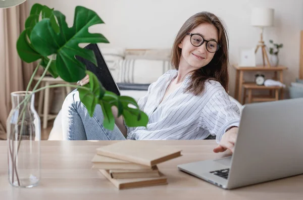 Mujer Joven Que Trabaja Remotamente Desde Casa Usando Computadora Portátil — Foto de Stock