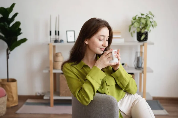 Young Beautiful Smiling Woman Green Blouse Mug Coffee Sitting Home — Stock Photo, Image
