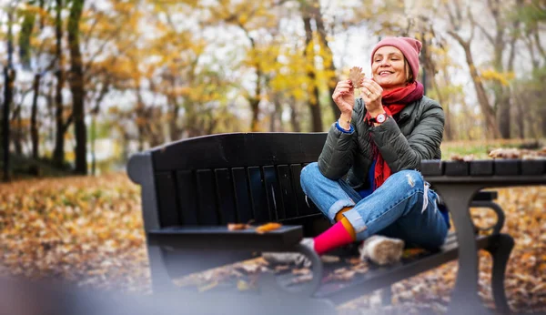 Joven Mujer Feliz Adulta Con Ropa Brillante Sienta Parque Otoño — Foto de Stock