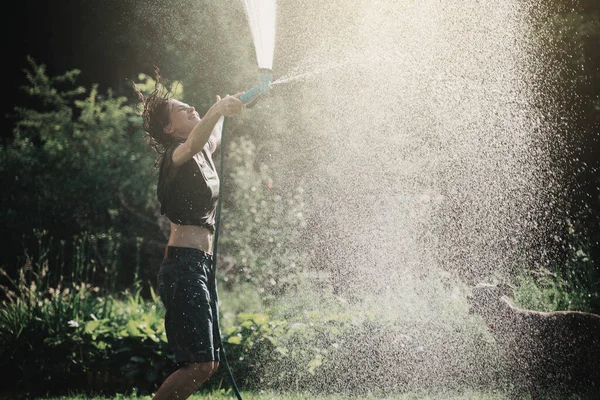 Mooie Jonge Vrolijke Vrouw Giet Zichzelf Met Water Uit Een — Stockfoto