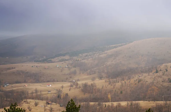 Chmurna jesienna pogoda. Piękny krajobraz ze wzgórzami i chmurami. Serbia, Zlatibor — Zdjęcie stockowe