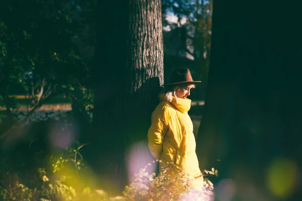 Cute Young Woman Yellow Jacket Hat Melancholy Walking Autumn Park — Stock Photo, Image