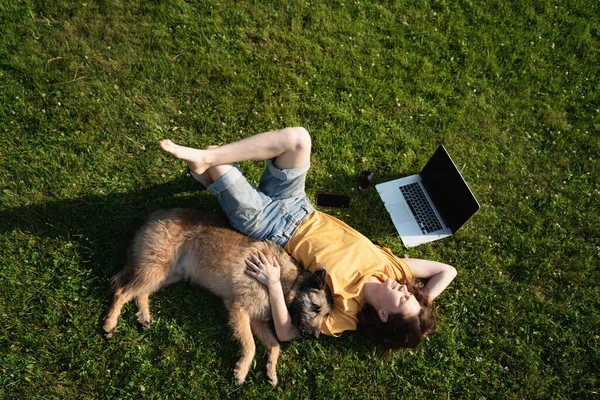 Beautiful Happy Young Woman Lying Grass Laptop Dog Shot — Stock Photo, Image