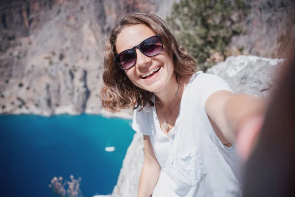Güneş Gözlüklü Mutlu Güzel Kadın Denizde Seyahat Ederken Selfie Çekiyor — Stok fotoğraf