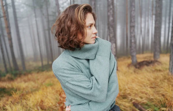 Beautiful Stylish Sensual Elegant Young Woman Standing Green Sweater Foggy — Stock Photo, Image