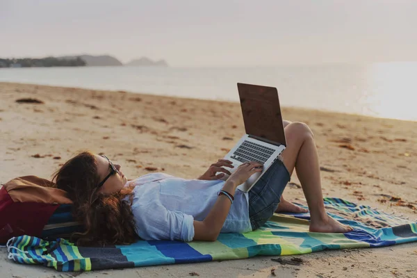 Jonge Vrouw Freelance Digitale Nomade Liggend Het Strand Met Laptop — Stockfoto