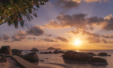 Tayland 'da tropik bir sahilde güzel bir gün batımı, Koh Phangan