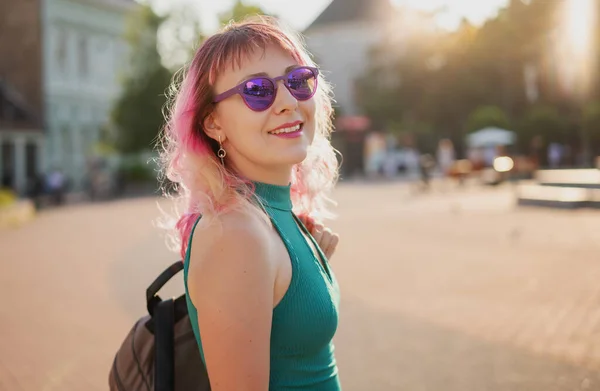 Elegante Joven Sonriente Mujer Con Pelo Rosa Multicolor Gafas Sol — Foto de Stock
