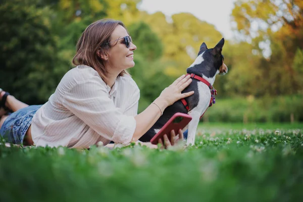 Schöne Erwachsene Frau Mit Basenji Hund Auf Einer Decke Liegend — Stockfoto
