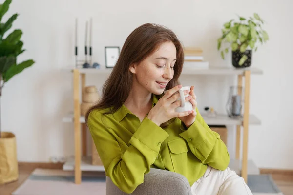 Jovem Bela Mulher Sorridente Uma Blusa Verde Com Uma Caneca — Fotografia de Stock