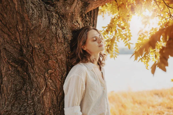 Bela Jovem Mulher Relaxada Blusa Branca Desfrutando Natureza Enquanto Está — Fotografia de Stock