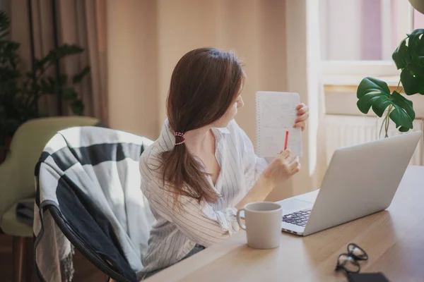 Mujer Joven Profesora Línea Casa Dando Lecciones Usando Ordenador Portátil — Foto de Stock