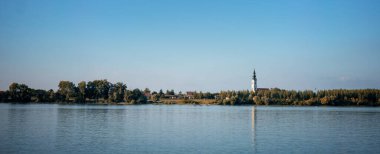 Nehir kıyısındaki Ortodoks kilisesi. Yaz Tuna, Sırbistan ve Balkan ülkelerine seyahat