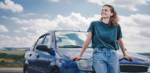 Junge Glückliche Fahrerin Ruht Sich Neben Ihrem Auto Aus Und — Stockfoto