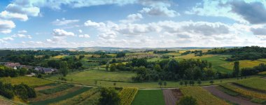 Güzel panoramik manzara buğday tarlası ve sarı ve yeşil tepeler