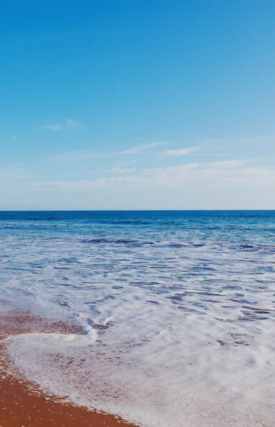 Prachtig Zee Oceaanlandschap Blauwe Lucht Schuimende Golf Verticaal Schot — Stockfoto