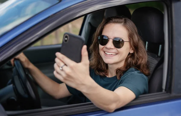 Krásná Mladá Žena Řidič Sedí Autě Nosí Sluneční Brýle Pomocí — Stock fotografie