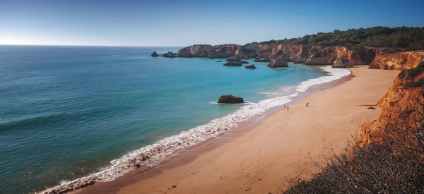 Costa Atlântica no Algarve, Portugal. Bela paisagem brilhante, ondas e rochas na praia — Fotografia de Stock