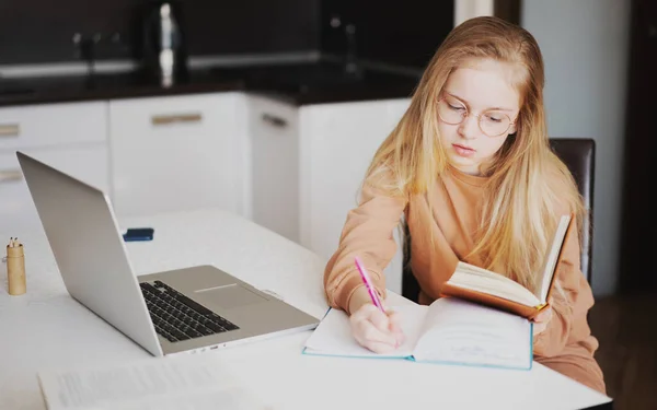 Retrato Menina Fazendo Seu Trabalho Escolar Com Laptop — Fotografia de Stock