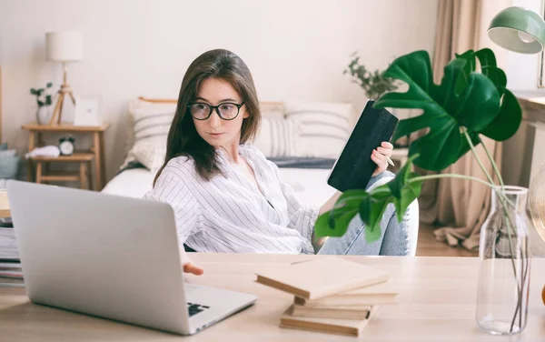 Joven Hermosa Mujer Sonriente Con Gafas Trabajo Casa Utilizando Ordenador — Foto de Stock