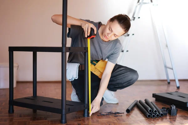 Beautiful Young Woman Repairman Measures Length Shelf Tape Measure While — Stock Photo, Image