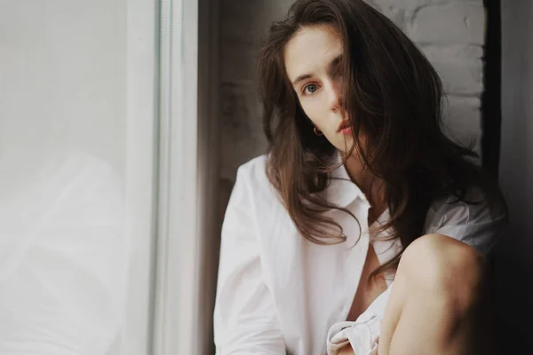 Portrait Une Jeune Belle Femme Sexy Dans Une Chemise Blanche — Photo