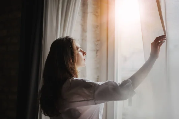 Mulher Pela Janela Quarto Cortinas Abertura Com Vista Para Cidade — Fotografia de Stock