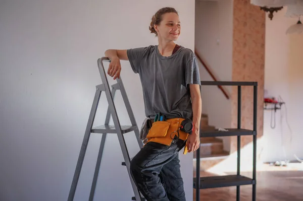 Beautiful Woman Repairman Standing Stepladder Making Repairs Home — Stock Photo, Image