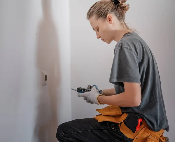 Beautiful Young Woman Repairman Screwdriver Hands Doing Electricity Work — Stock Photo, Image