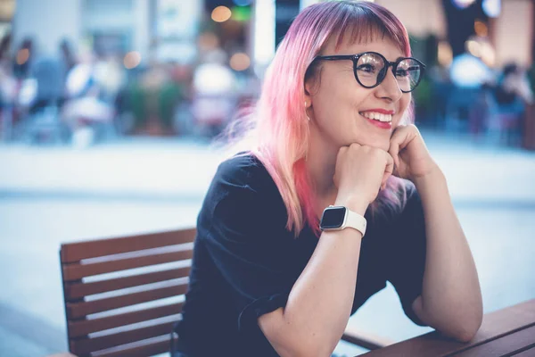 Retrato Una Hermosa Joven Hipster Feliz Gafas Con Reloj Inteligente — Foto de Stock