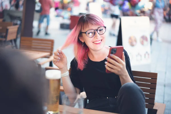 Młoda Szczęśliwa Europejka Letnia Hipsterka Różowymi Włosami Smartfonem Rękach Ulicznej — Zdjęcie stockowe