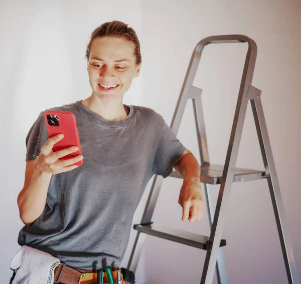 Mulher Feliz Bonita Jovem Reparador Por Uma Escada Cinto Com — Fotografia de Stock