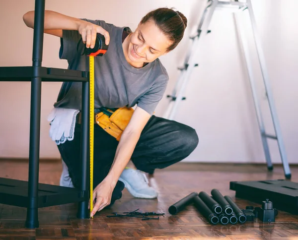 Beautiful Young Woman Repairman Measures Length Shelf Tape Measure While — Stock Photo, Image