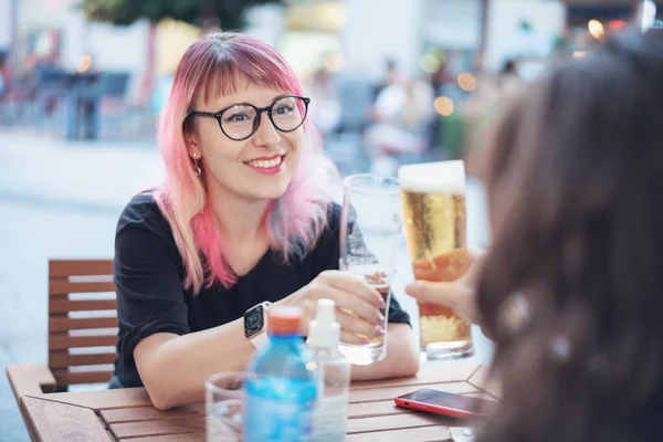 Молодая Счастливая Европейская Женщина Лет Хипстер Розовыми Волосами Пьет Пиво — стоковое фото